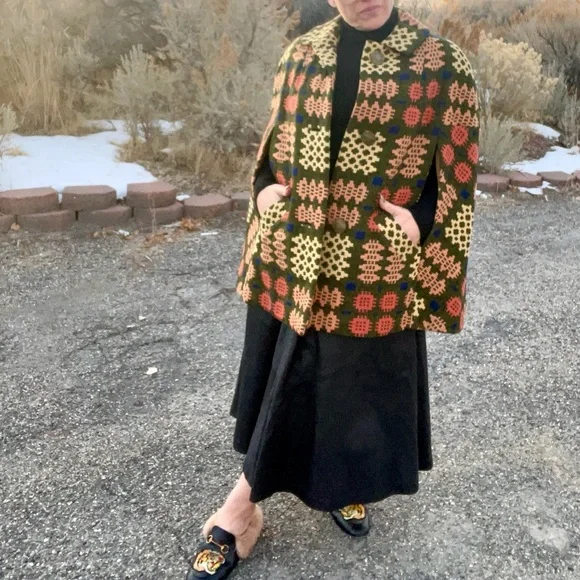 Vintage AMAZINGNESS!!! Embroidered Geometric Print Cape Brocade Stunning - Picture 3 of 9